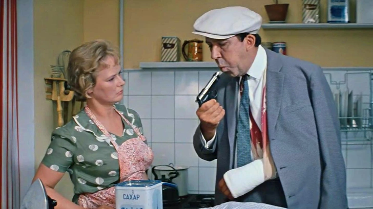 Очень сложный тест: угадайте комедии Леонида Гайдая по первым кадрам | Источник: фильм «Бриллиантовая рука» (1969)