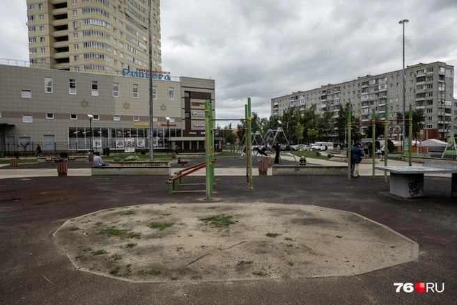 Похоже, здесь должна быть трава, но сейчас это просто кусок земли, окруженный прорезиненным покрытием  | Источник: Александр Куренной / 76.RU