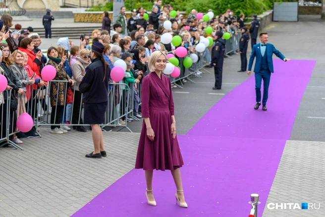 Екатерина Онегова&nbsp;позирует, Иван Чернов догоняет ее по багуловой дорожке | Источник: Олег Федоров / CHITA.RU