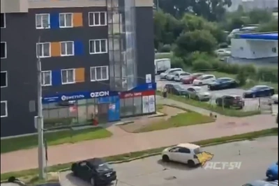 Бутылки, банки и яйца летят с балкона на проспекте Дзержинского