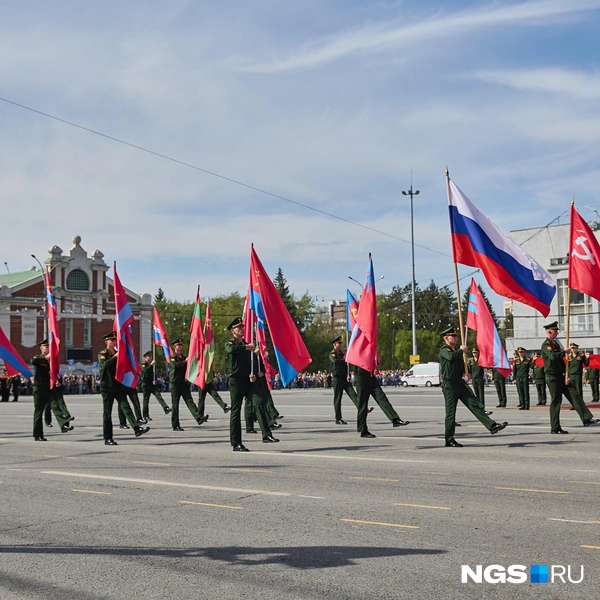 Победу одержал многонациональный советский народ — в честь этого на площадь вынесли флаги 15 Республик СССР | Источник: Александр Ощепков / NGS.RU