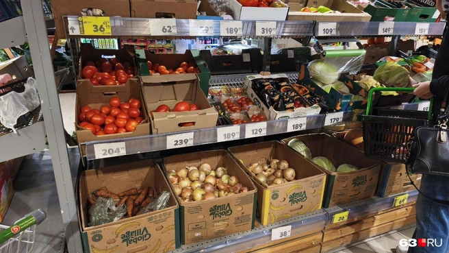 Фрукты, овощи, мясо и рыба — то, что есть в больших магазинах и чего не бывает в алкомаркетах | Источник: Илья Овсянников / 63.RU