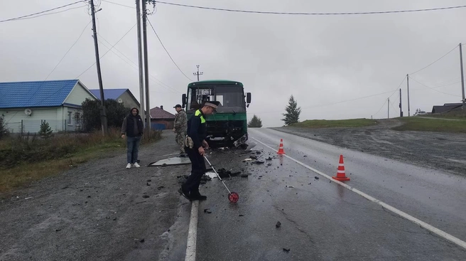 Kia Ceed врезался в ПАЗ на встречной полосе | Источник: УГИБДД по Свердловской области