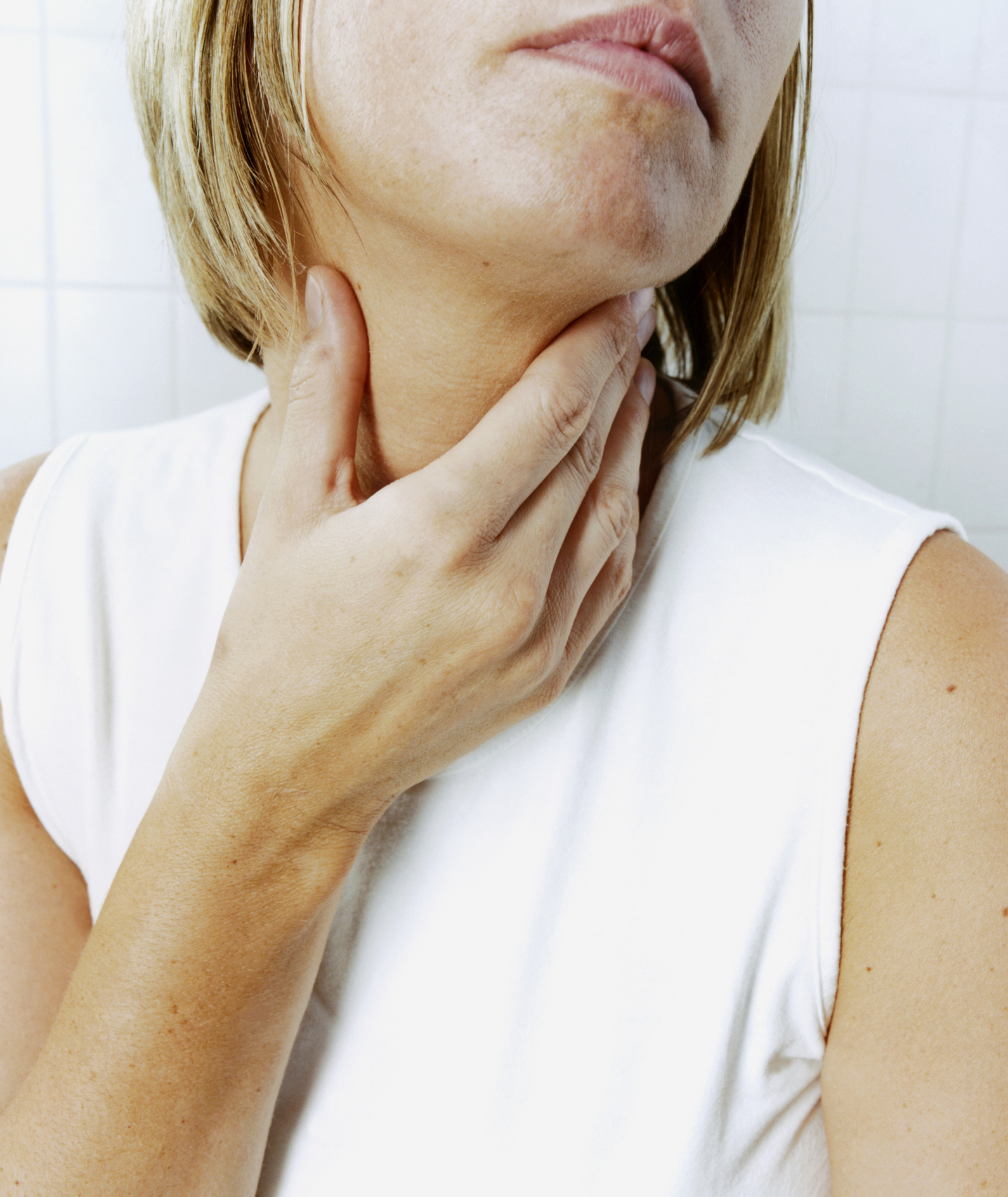 Врач обратиться горло больной. Коллоидная киста щитовидной. Заболевания щитовидной железы.