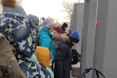 Толпа нижегородцев ждёт Деда Мороза на вокзале