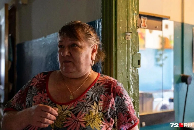 Ольга живет в общежитии 20 лет. Здесь же жили ее родители.—&nbsp;Никто никуда не ходил и не жаловался, Мариночка только взялась за это. Никому мы не нужны,&nbsp;— говорит Ольга. | Источник: Илья Чикотин / 72.RU 