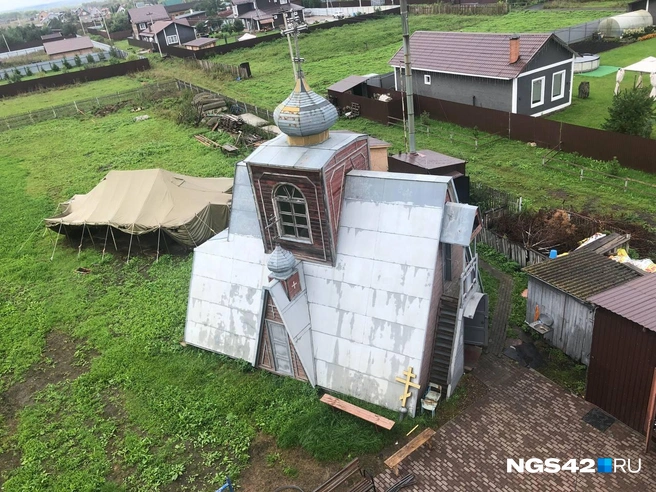 Пока и рабочим, и отцу Софронию приходится ютиться в этом маленьком треугольном храме  | Источник: Александр Левчук / NGS42.RU