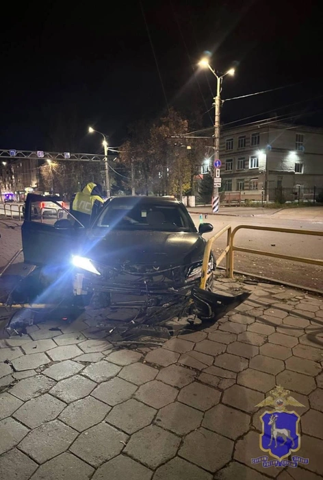 Иномарка пробила забор | Источник: ГУ МВД России по Самарской области