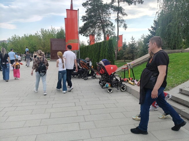 Сотрудники полиции не пропускали на территорию мемориала посетителей с колясками и самокатами. | Источник: Мария Умнова / V1.RU