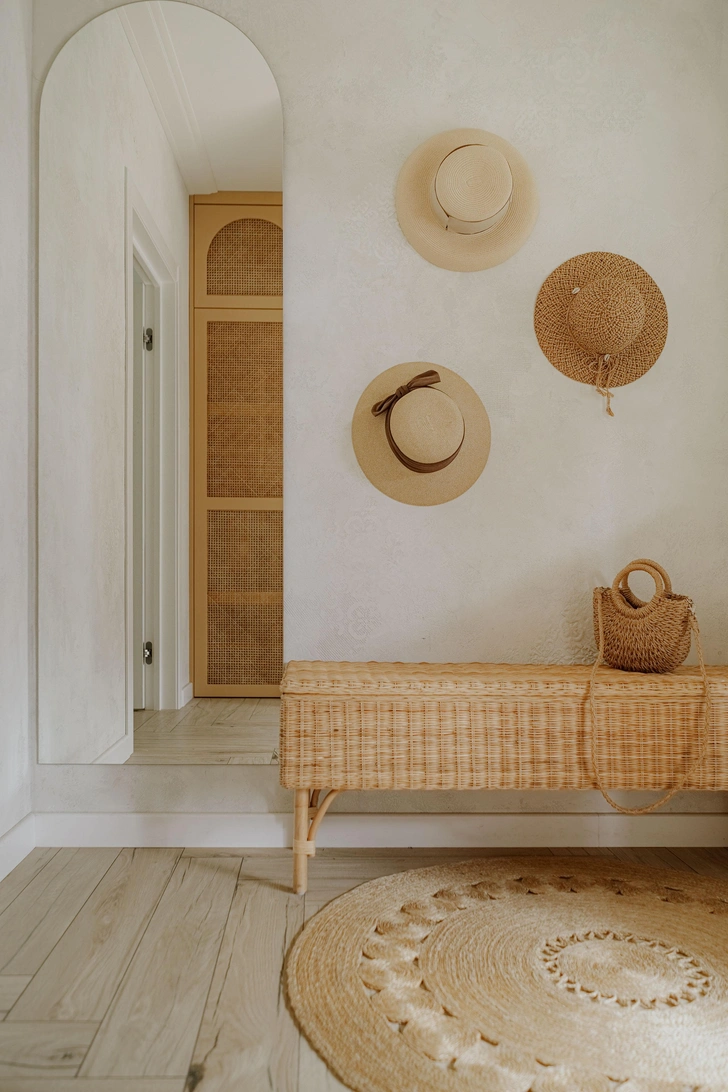 Скамья, ИКЕА. Ковер, H&M Home. | Источник: Евгений Анголюк