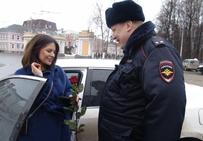 Сотрудники ГИБДД вручают рязанским автоледи розы | ya62.ru