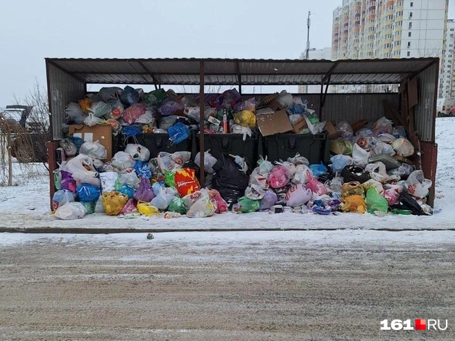 Возле мусорных баков дорога посыпана песком | Источник: читатель 161.RU