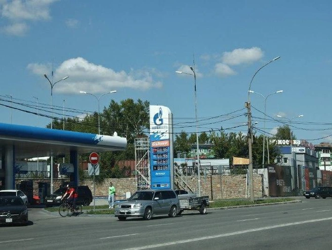 <p>Напротив Областной больницы табло показывает, что бензин есть, но машины оттуда уезжают, не заправившись </p> | Источник: Александр Ощепков / NGS.RU