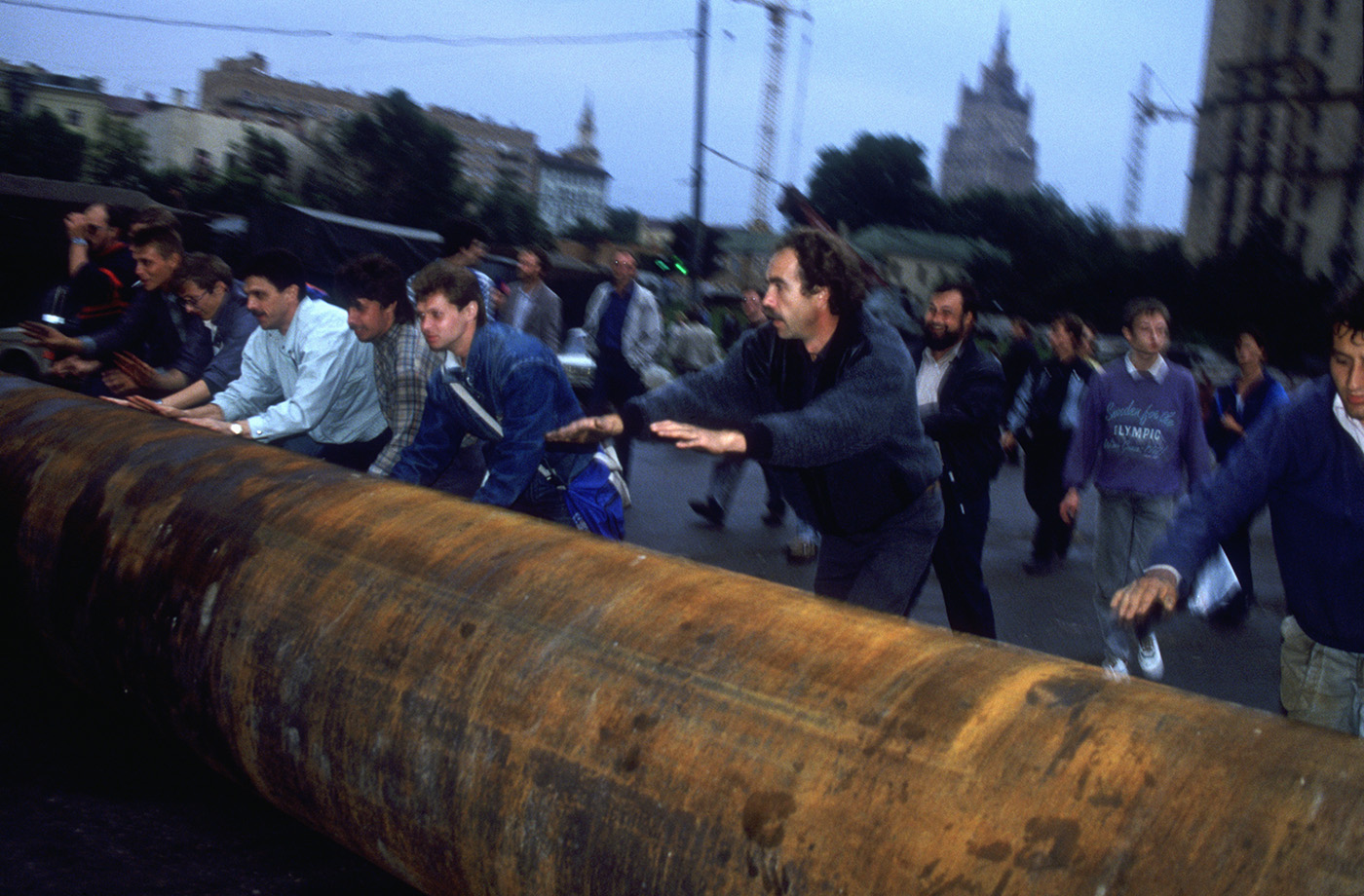 Вспоминаем, что творилось на улицах Москвы во время путча 1991 года (много  фото) | MAXIM