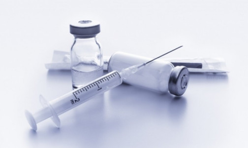 Иммунолог предложил сделать вакцинацию от коронавируса обязательной. Но только для некоторых россиян