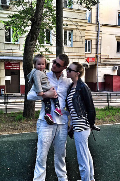 Элина Камирен с дочкой Сашей и отцом девочки Александром Задойновым