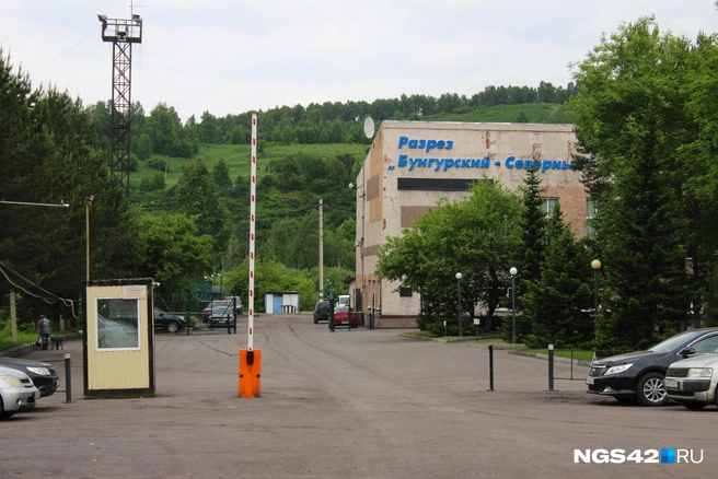 Проходная разреза находится рядом с поселком, участок добычи — значительно дальше | Источник: Игорь Епифанцев / NGS42.RU