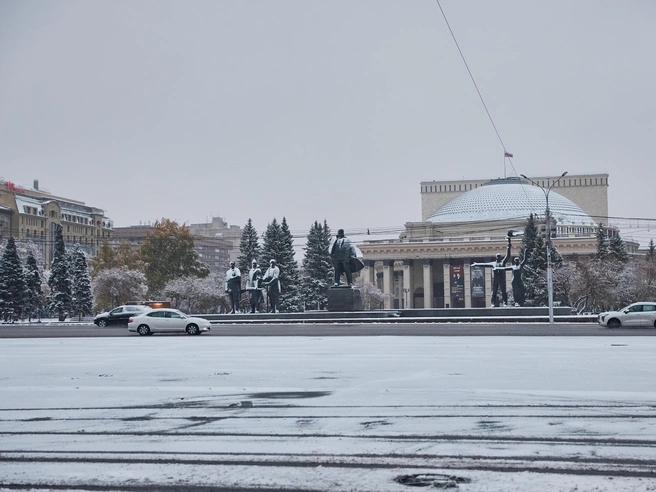 Площадь Ленина после снегопада покрыта снегом. | Источник: Александр Ощепков / NGS.RU