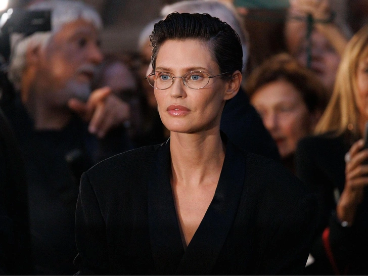 Бьянка Балти на показе Giorgio Armani весна-лето 2026, 28 сентября 2025.  | marieclaire.ru