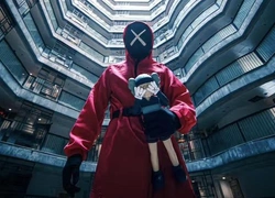 KAWS выпустил куклу из «Игры в кальмара» — и это спойлер третьего сезона