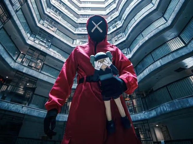 KAWS выпустил куклу из «Игры в кальмара» — и это спойлер третьего сезона