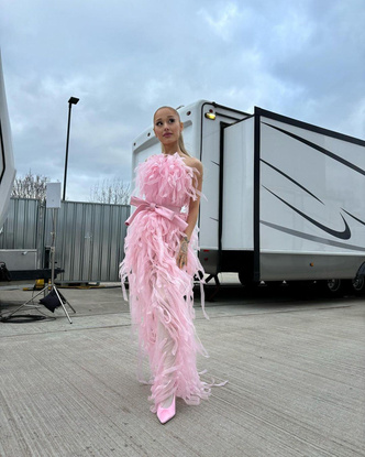 Вся в розовом: Ариана Гранде задала тренд на воздушные платья и яркие румяна