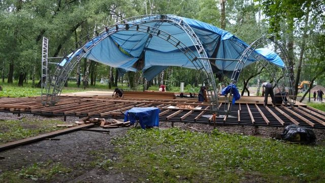 В Саду Миндовского демонтировали старые конструкции и начали обновлять обшивку шатра | Источник: пресс-служба Пермской городской думы