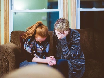 Бывшая жена погибшего экс-чиновника Минтруда Алексея Скляра приехала к его дому и рыдает — видео