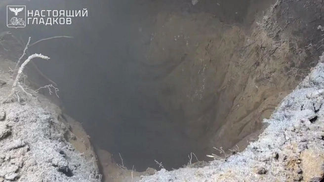 Бездонная. Губернатор Гладков показывает воронку от боеприпаса в Белгороде | www.fontanka.ru