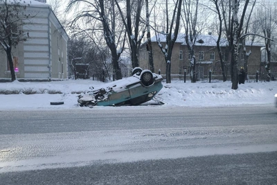 Flipped car remains on road in Yekaterinburg for three days