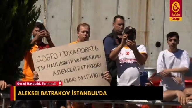 Вот так футболиста встретили фанаты | Источник: скриншот трансляции Galatasaray