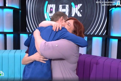 Sisters Abandoned in Childhood Find Brother After Decades