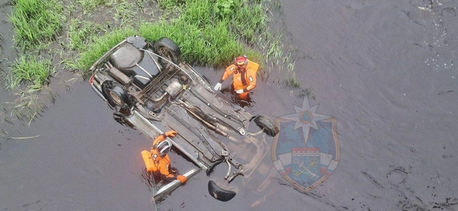 В Волосовском районе Ленобласти из реки извлекли перевернутый вверх дном автомобиль | Источник: Аварийно-спасательная служба Ленобласти