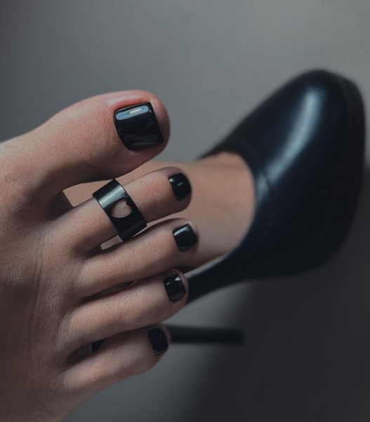 Темный педикюр на лето 2023: 10 небанальных и модных дизайнов ногтей