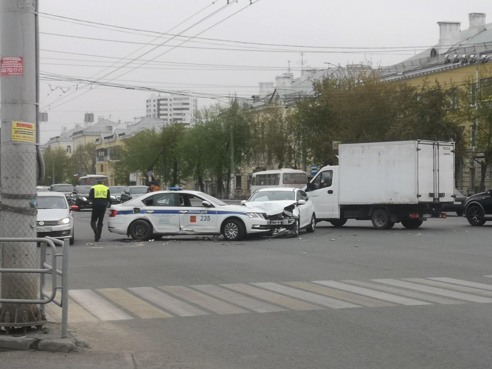 Автомобиль ГИБДД попал в аварию на перекрестке улиц Воровского и Доватора в  Челябинске, 10 мая 2022 г - 10 мая 2022 - 74.ру