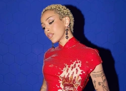 Почему Doja Cat издевается над Сидни Суини?