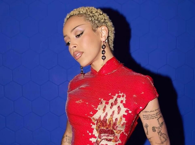 Почему Doja Cat издевается над Сидни Суини?