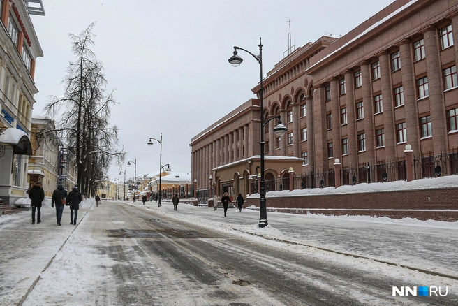 В прошлом году улицу капитально отремонтировали, но участок вдоль здания ФСБ решили для транспорта не открывать | Источник: Наталья Бурухина / NN.RU