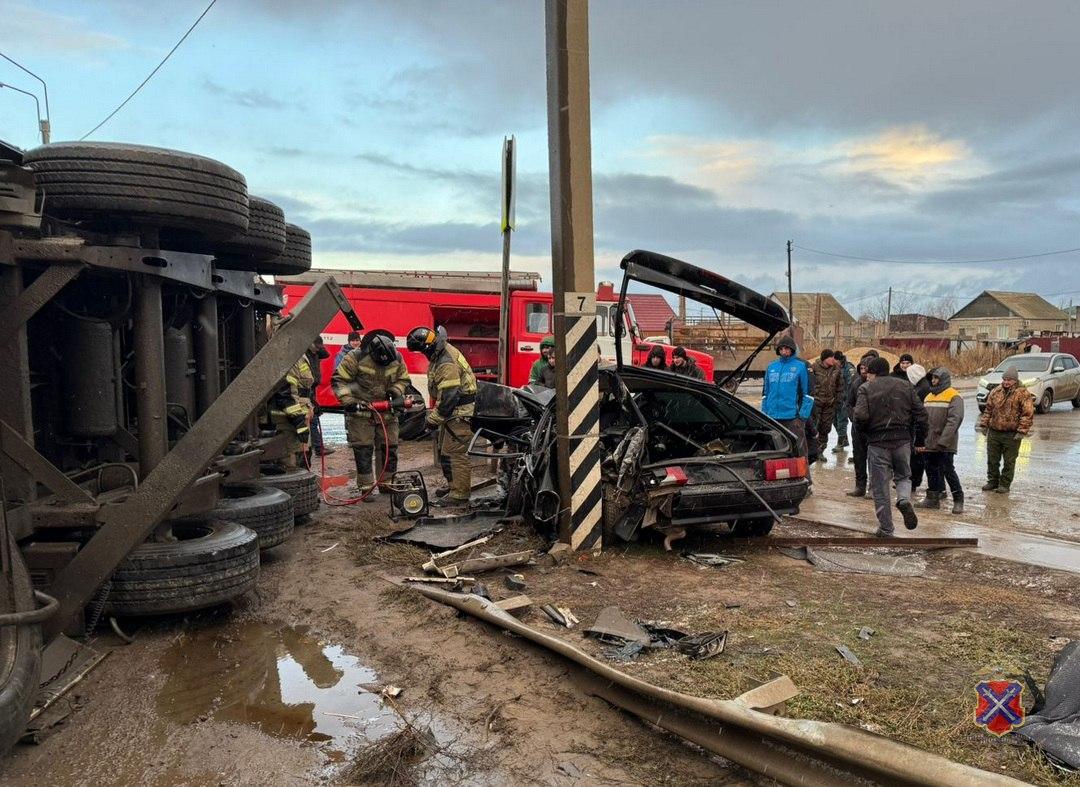 Чудом автобус не снес: страшная авария под Волгоградом попала на камеры наблюдения — видео