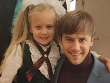 Иван Жидков берет семилетнюю наследницу с собой на работу