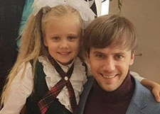 Иван Жидков берет семилетнюю наследницу с собой на работу