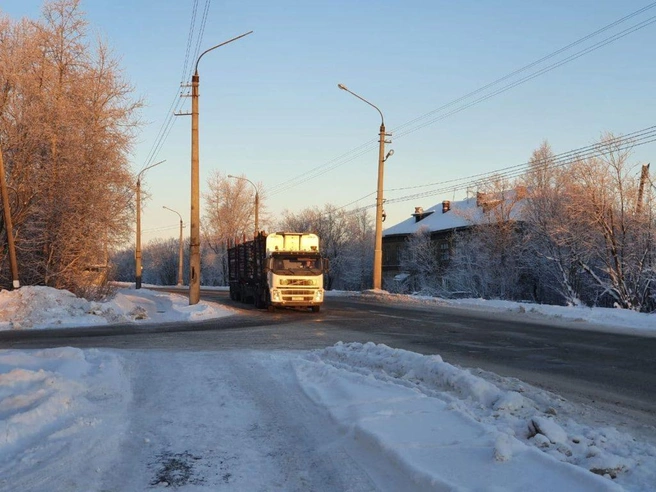 Лесовозы вполне могут разрушить тротуар | Источник: Михаил Шишов