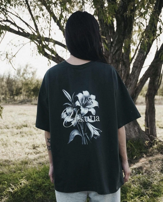 Футболка с лилией, которую называют сардаана | Источник: Knit&Fit / knit-fit.ru