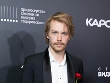 Подавлял Асмус и променял ее на другую актрису из «Текста»? Так ли прост звезда «Огнива» Роман Евдокимов
