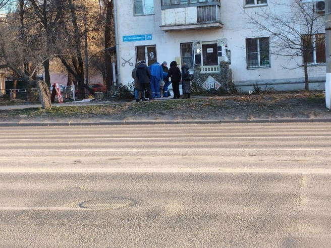 На фотографии медики оказывают первую помощь пострадавшему в дорожно-транспортном происшествии. | Источник: «Новости Grand Avenue» / t.me