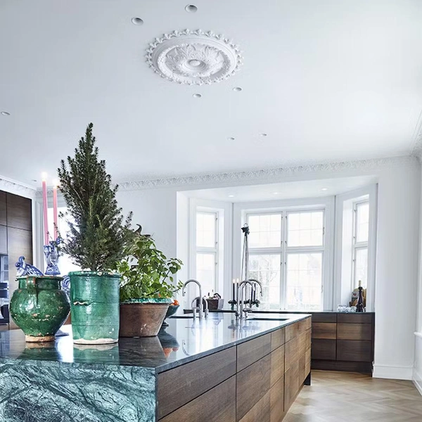 Просторная кухня с большими окнами — любимое место всей семьи. Именно здесь они проводят много времени на Рождество. Кухня, Solheim Kitchen с мраморными столешницами от Borderstone. | Источник: Лене Самсе