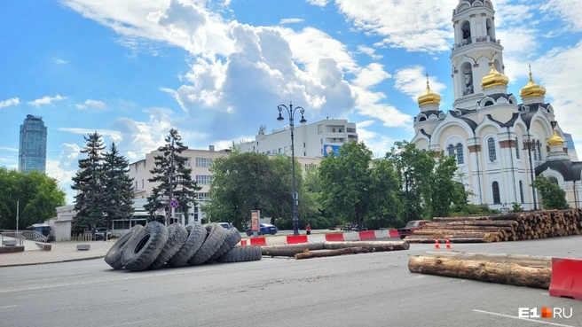 Для байкеров готовят площадку под показательное шоу | Источник: Александр Ашбель / E1.RU