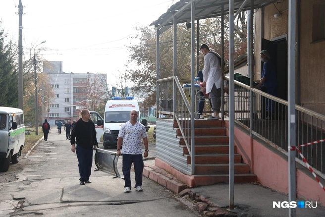 Многие родители пока не знают, куда перевели их детей | Источник: Александр Ощепков / NGS.RU