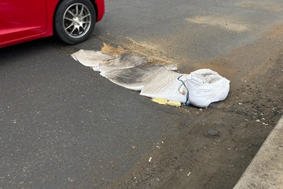 Яму на Рудневском мосту залатали лапшой и изолентой