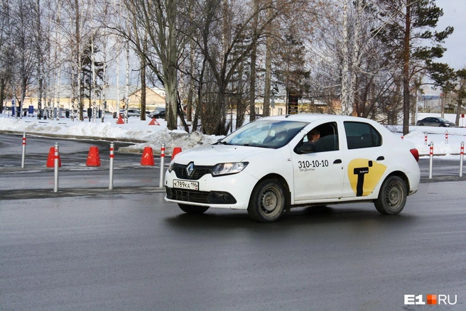 Renault Logan многие считают оптимальным автомобилем для такси. Если бы не уход марки из России, сейчас бы в Тольятти выпускали уже третье поколение модели | Источник: Роман Марьяненко / E1.RU